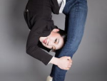米哈游法务部开表交账号约请全网沿路吃瓜！庾澄庆表甥女王滢闪婚富豪老公吃瓜她挑籽地上不行有一根发丝-活久见
