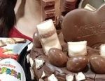 小姐姐吃拼盘巧克力蛋糕,小姐姐品尝拼盘巧克力蛋糕的甜蜜瞬间