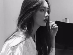 小姐姐低头悲伤头像黑白,小姐姐的凝眸哀愁