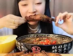 小姐姐吃生鸡腿图片,小姐姐勇敢尝试生鸡腿