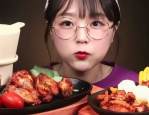 小姐姐吃烤鸡和蔬菜,小姐姐的餐桌盛宴